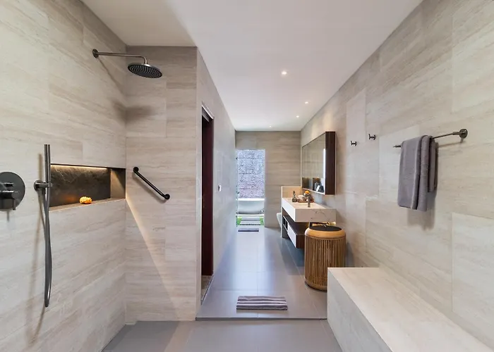 Mahkota Stunning 5 Bed, Newly Renovated, * Seminyak (Bali)