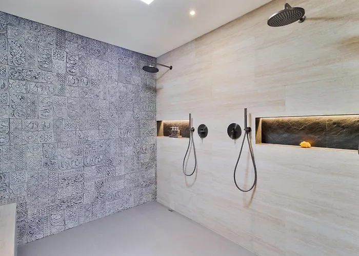 Mahkota Stunning 5 Bed, Newly Renovated, Villa *